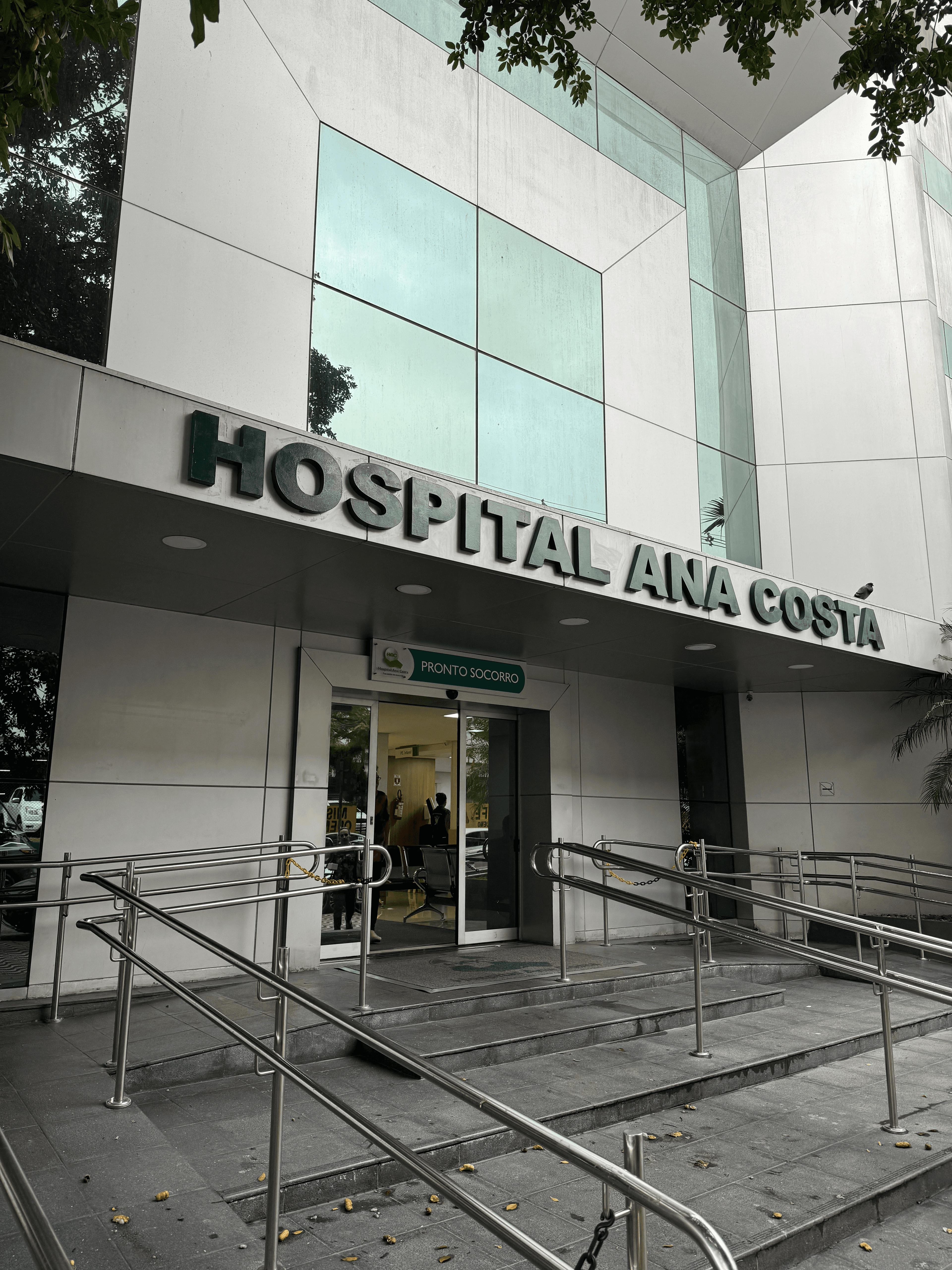 Fachada do Hospital Ana Costa em Santos